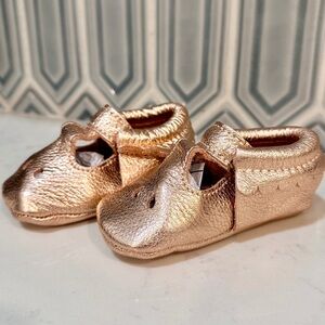 Freshly Picked rose gold toddler moccasins size size 4 NWOT